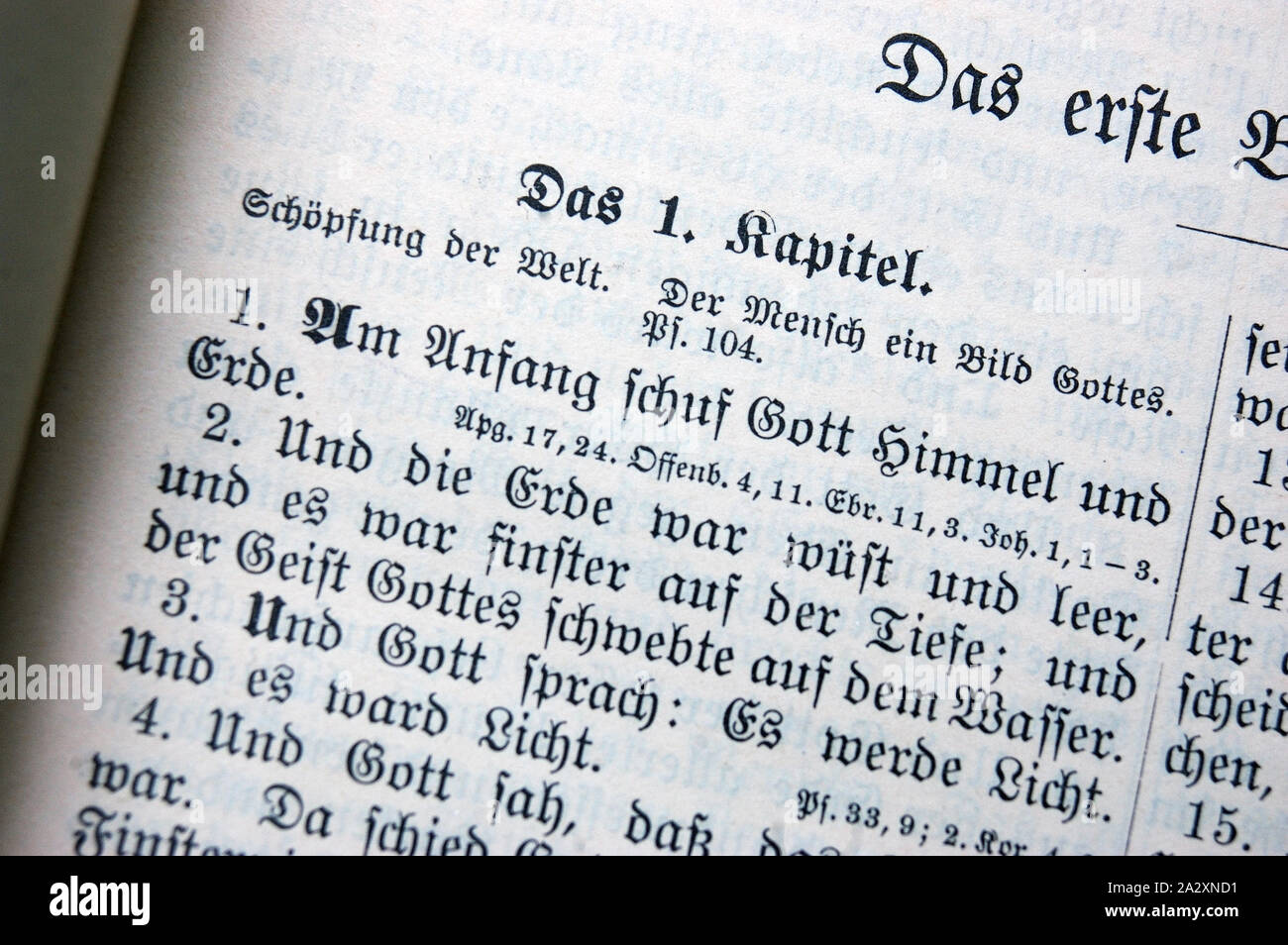 Zu Beginn des Buches Genesis in einem Deutschen transalation der Heiligen Bibel Stockfoto