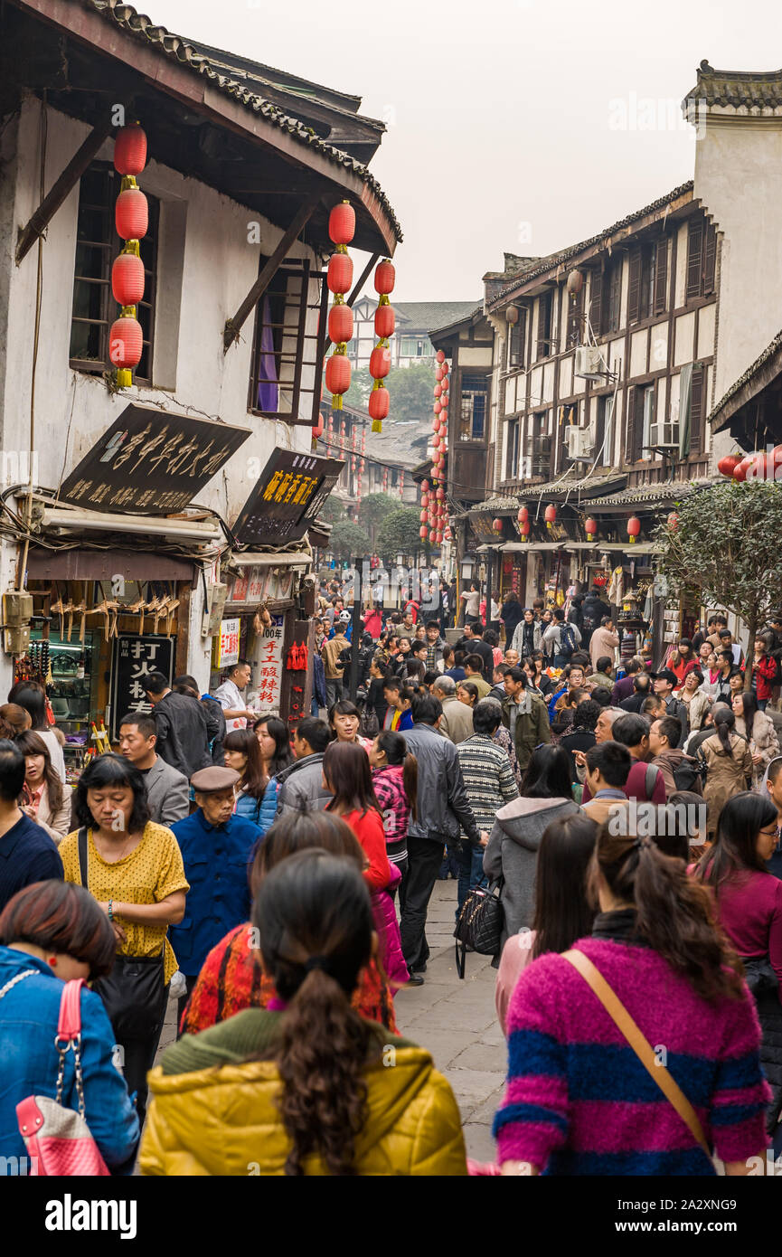 Chongqing, China, 21. November 2012: riesige Masse in der antiken Stadt Ciqikou mit historischen Shophouses. Stockfoto