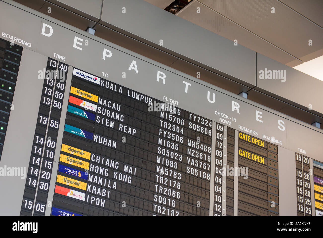 Singapur, 11. Februar 2016: Große display board für Fluginformationen für Abflüge am Flughafen Changi, Singapur. Stockfoto