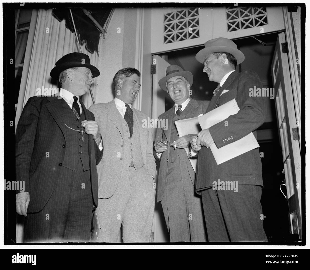 Roosevelt fordert Kabinettssitzung. Washington, D.C., Sept. 16. Anscheinend nicht vom Präsidenten Roosevelt's Special Kabinettssitzung irritiert, waren diese vier Mitglieder des Kabinetts, die an der Konferenz teilnahmen, von Links nach Rechts, Daniel Roper, Sec. der Handelskammer; Henry Wallace, Sec. der Landwirtschaft; Charles Edison, Sec. der Marine; und Robert Jackson, Attorney General. Sie angezeigt werden beim Ausscheiden aus dem Weißen Haus und dem Kongress, 9/16/38 Stockfoto