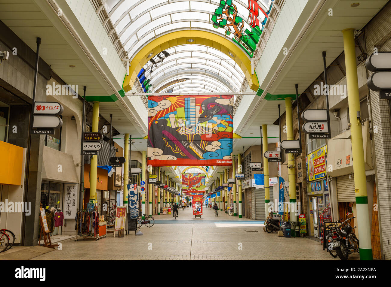 Kagawa, Japan - 27 Juli 2019: Main Downtown Shopping Arkade mit alten Geschäftshäuser, Takamatsu. Stockfoto