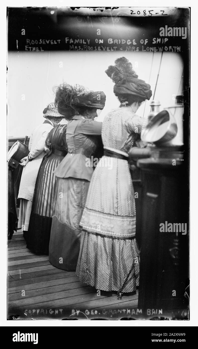 Roosevelt auf der Brücke des Schiffes; Ethel, Frau Roosevelt, Frau Longworth Stockfoto