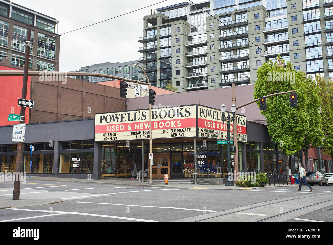Powells Hauptsitz, genannt Powell's City of Books, im Stadtzentrum von Portland ODER. Sie behauptet, die größte unabhängige neue und gebrauchte Buchhandlung der Welt zu sein. Stockfoto