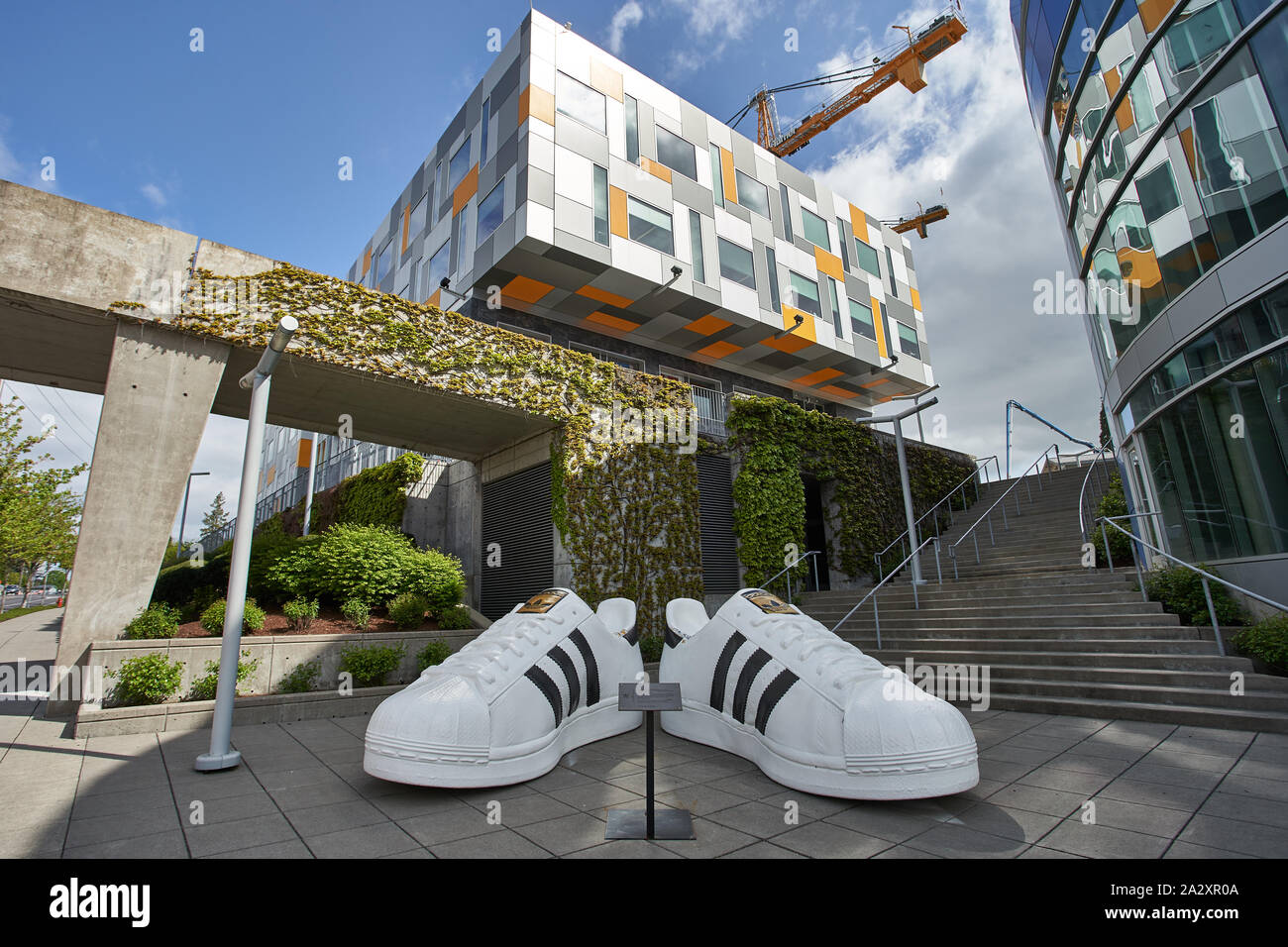 Riesige Adidas Schuhe sind am Eingang zu Adidas America Inc., dem nordamerikanischen Hauptsitz am 2. Mai 2019 zu sehen. Stockfoto