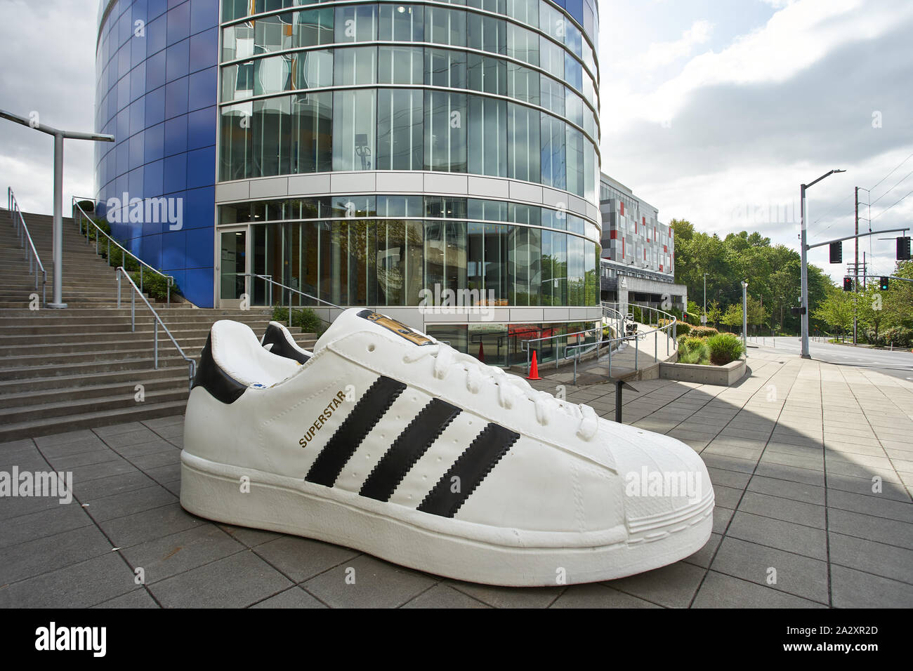 Riesige Adidas Schuhe sind am Eingang zu Adidas America Inc., dem nordamerikanischen Hauptsitz am 2. Mai 2019 zu sehen. Stockfoto