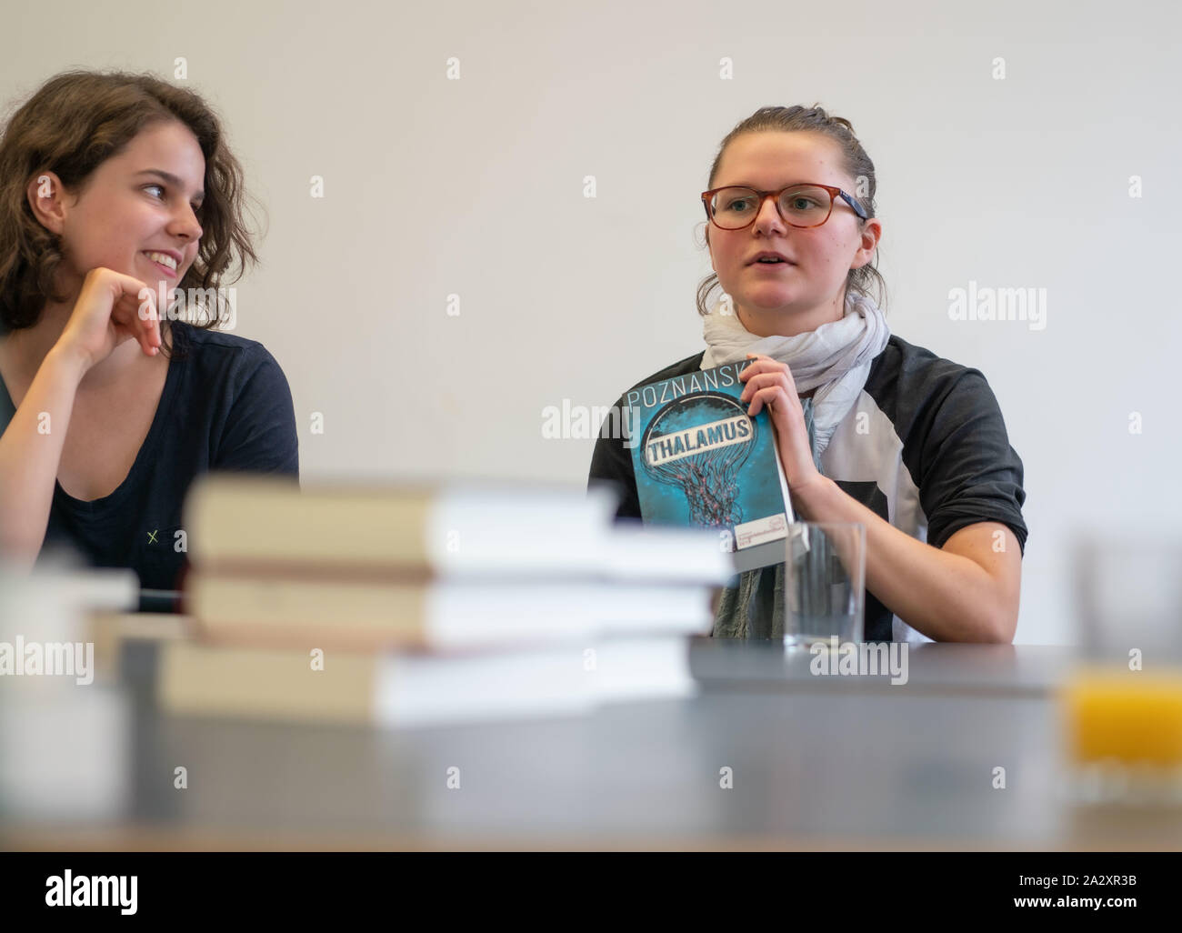 20. August 2019, Hessen, Frankfurt/Main: Die zwei Mitglieder des 'JungeMedienJury' (Jmj) Jette (15 l) und Linnea (15, r) am Tisch sitzen an einer der Sitzungen in der Frankfurter Zentrale Bibliothek. Im Ausschuss, 13- bis 16-Jährige aktuelle Buchtitel diskutieren und am Ende ein Sieger gewählt und weitere Empfehlungen gemacht werden. Foto: Frank Rumpenhorst/dpa Stockfoto