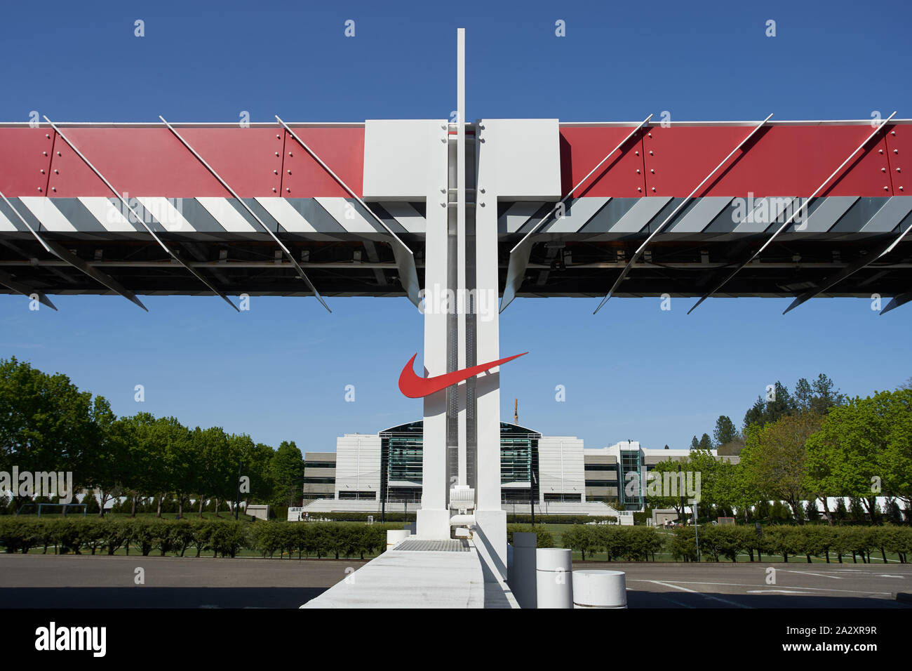 Das Nike 'Swoosh' Logo ist an einem der Eingänge zum Nike World Headquarter in Beaverton, Oregon, USA, zu sehen. Stockfoto
