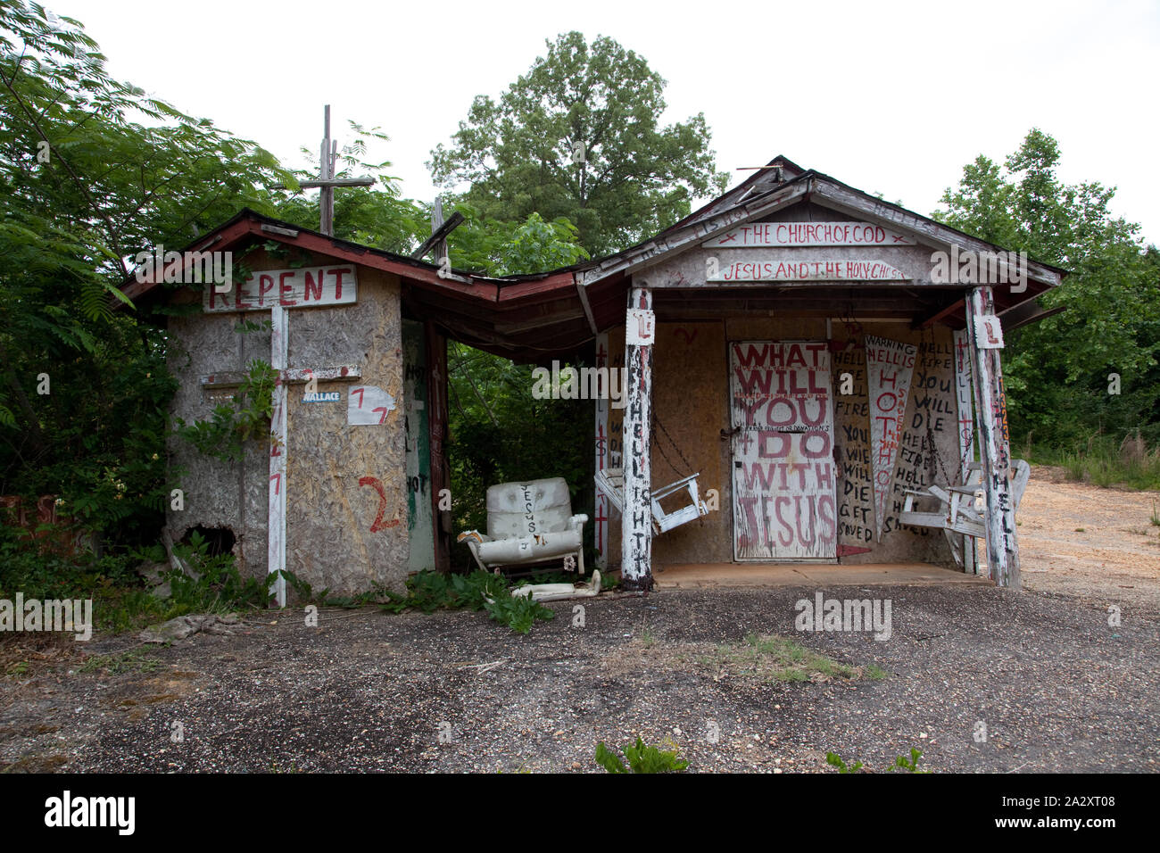 Rauhe hölzerne Kreuze und Peeling hand beschriftete Schilder Lager Bibel schrift Fragmente zu Zäune, Bäume genagelt werden, und jede andere in den späten W.C. Rice's stark Kreuz Garten, Prattville, Alabama Stockfoto
