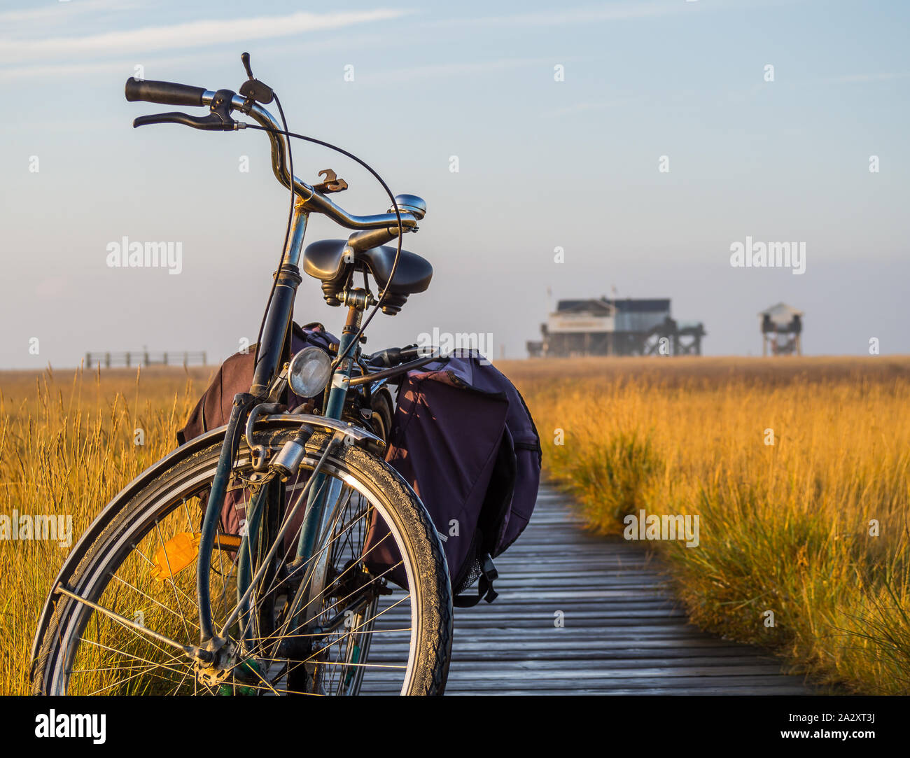 Fahrrad am Strand an der Nordsee Stockfotografie - Alamy