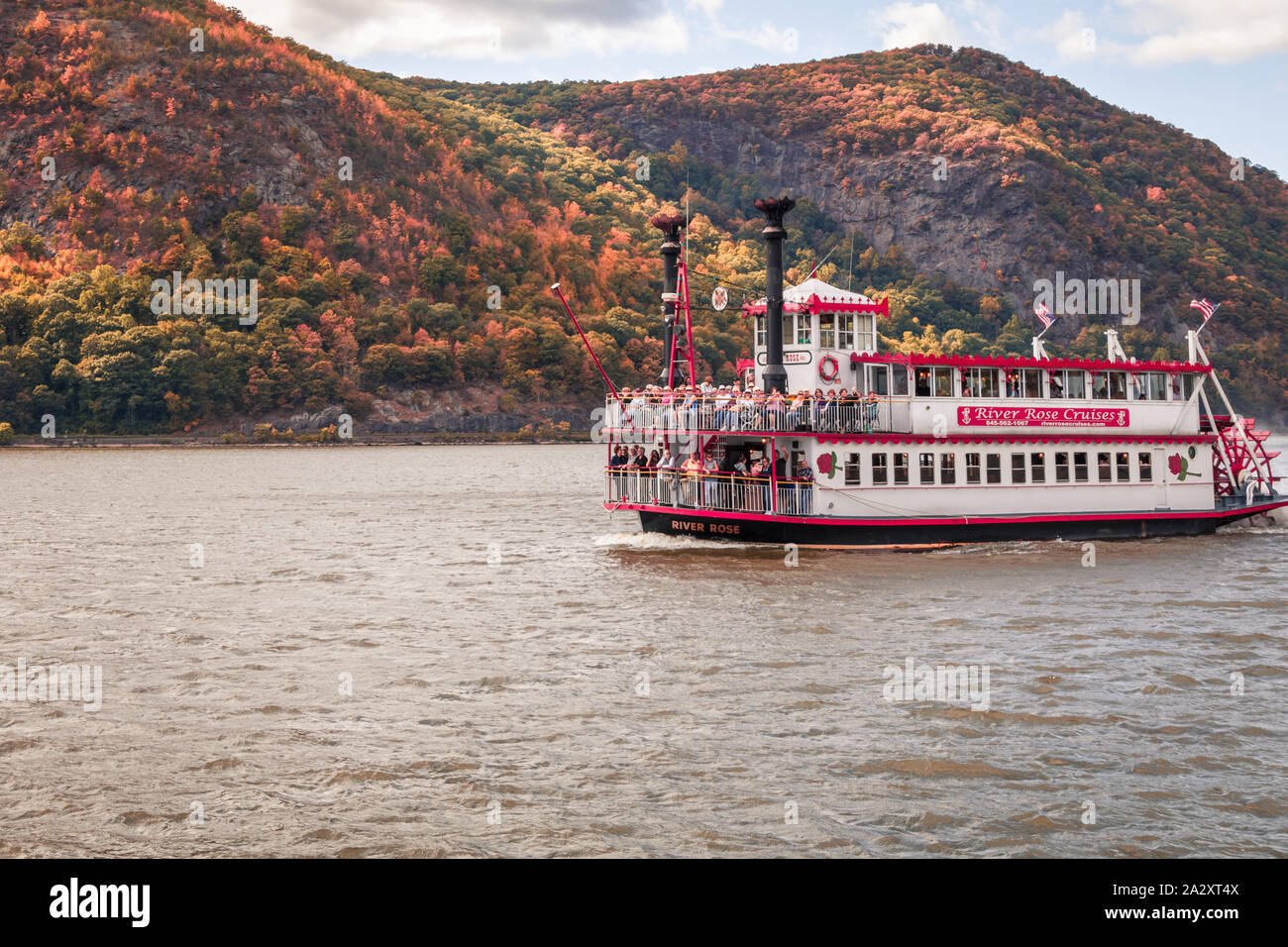 Kalter Frühling, NY, 24. September 2019: River Rose, ein Mississippi Paddle Wheeler, auf einem Herbst Laub Sightseeing Kreuzfahrt in der majestätischen Hudson River auf einer Stockfoto