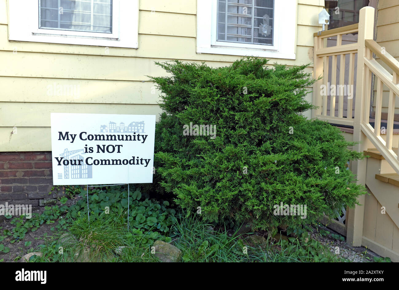 Gentrifizierung von Ohio Stadt in Cleveland, Ohio, USA ist mit einem Schild mit der Aufschrift 'My Gemeinschaft ist nicht Ihre Ware" richtet sich an Entwickler und Realtors met. Stockfoto