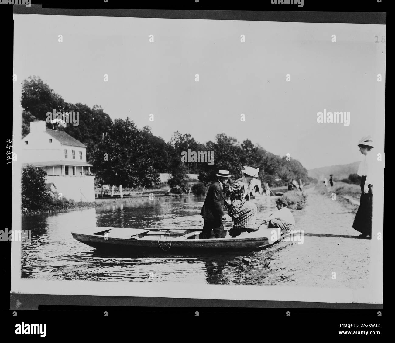 Aussteigen aus einem Ruderboot entlang der C&O Canal; Foto zeigt eine Frau und Mann aus ein Ruderboot als Junge hält das Boot an Land.; Stockfoto