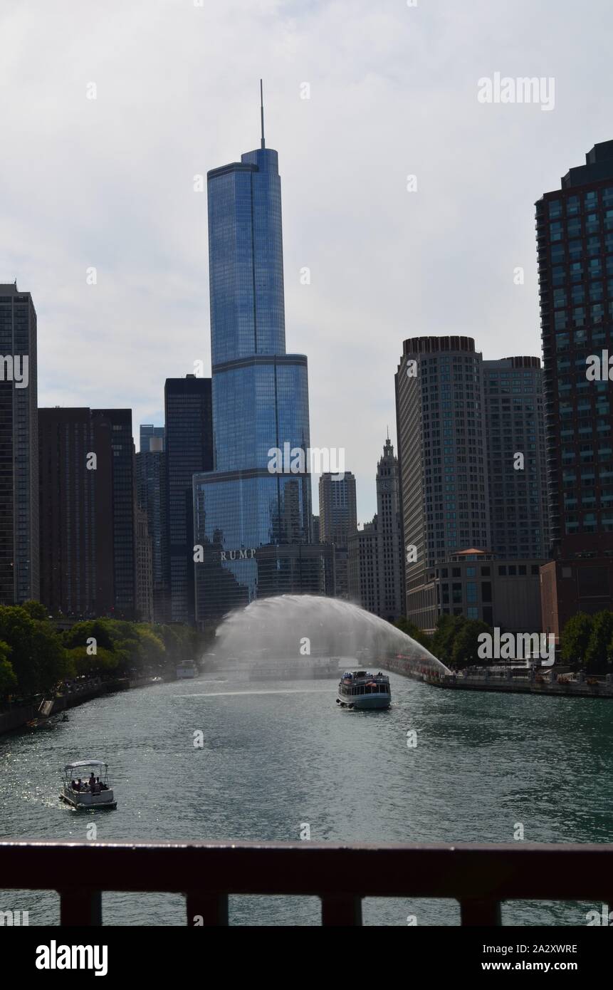 CHICAGO, ILLINOIS - 25. JULI 2017: Centennial Fountain Water Arc auf dem Chicago River Stockfoto