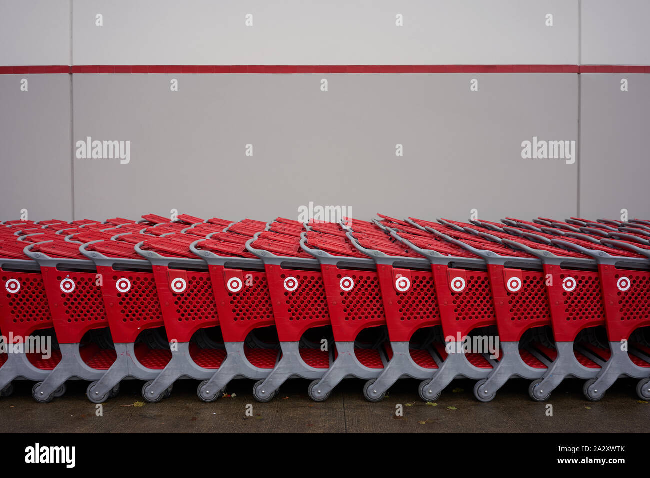 Reihen von Target-Warenkörben werden am Mittwoch, den 18. September 2019, vor einem Target Store in Tigard, Oregon, geparkt. Stockfoto