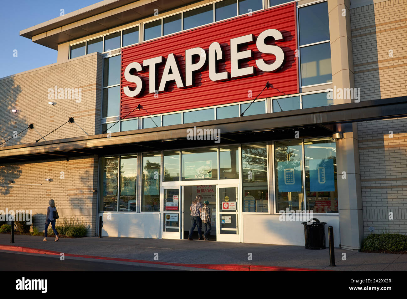Staples Store im Cascade Station Shopping Center in Portland, Oregon, am Samstag, 21. September 2019, bei Sonnenuntergang. Stockfoto