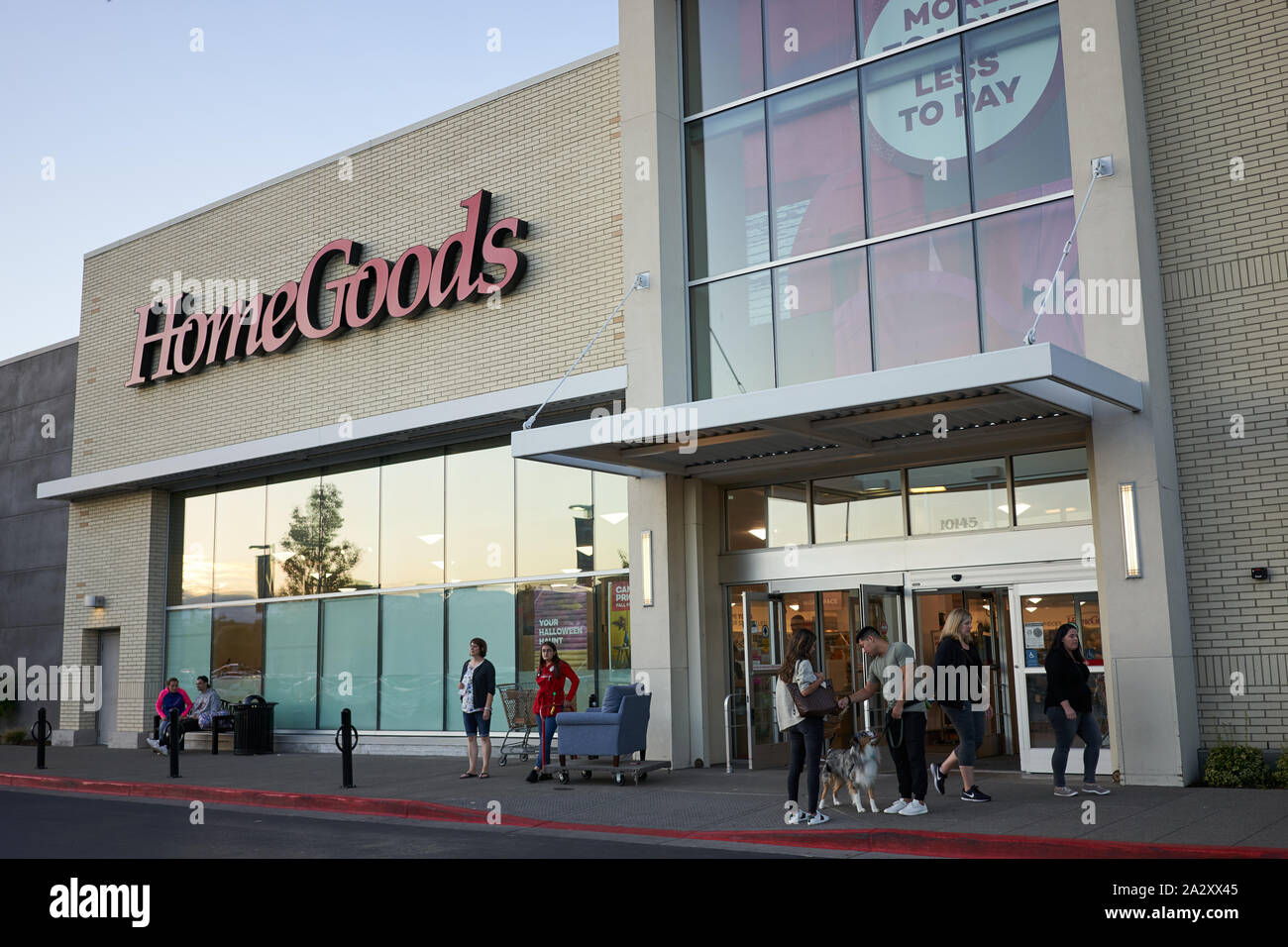 Shopper vor dem HomeGoods Store im Cascade Station Shopping Centre in Portland, Oregon, gesehen in der Dämmerung, am Samstag, 21. September 2019. Stockfoto