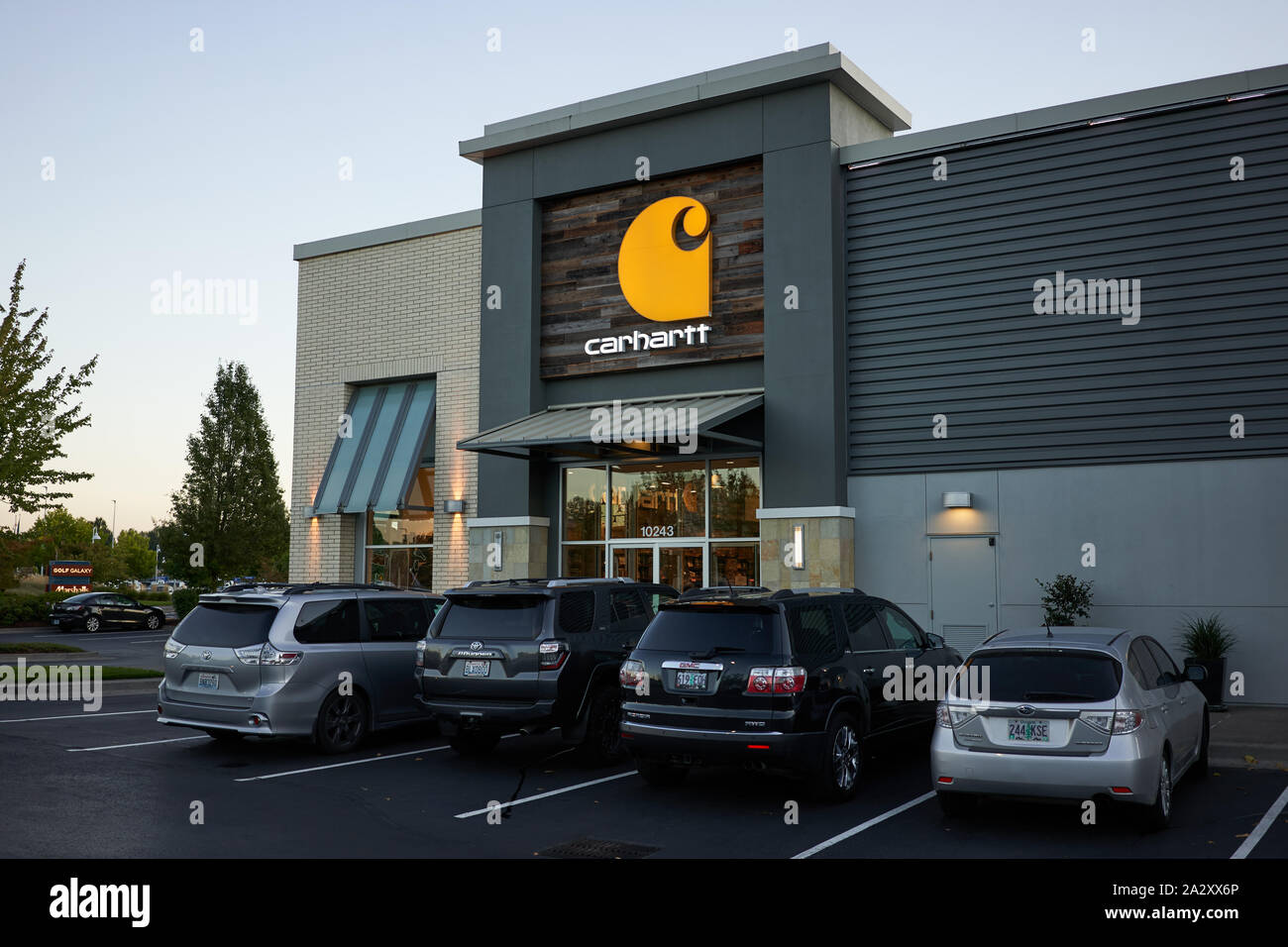 Carhartt Store in Portlands Cascade Station Shopping Centre in der Dämmerung. Carhartt, Inc., ist ein amerikanisches Bekleidungsunternehmen, das für seine Arbeitskleidung bekannt ist. Stockfoto