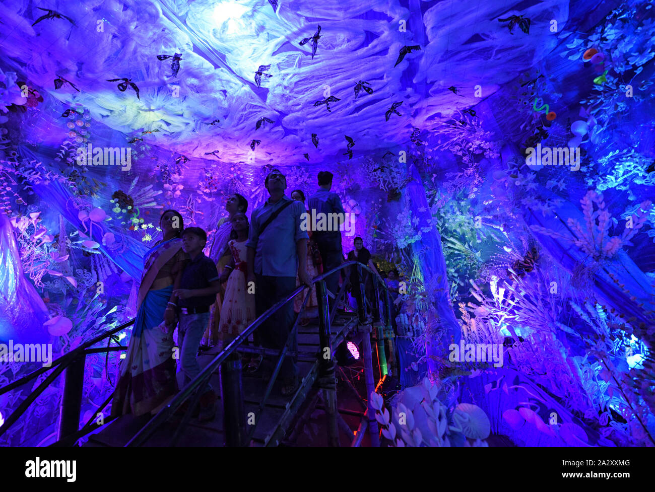 Kolkata, Indien. 03 Okt, 2019. Die Menschen nehmen Bilder von verschiedenen Pandals (vorübergehenden Phasen der Anbetung) während des Festivals. durgapuja ist die größte hinduistische Fest in Kalkutta und läuft über 9 Tage gefeiert. Durga ist eine Beschreibung für die Energie der Göttin in der hinduistischen Mythologie. Credit: SOPA Images Limited/Alamy leben Nachrichten Stockfoto