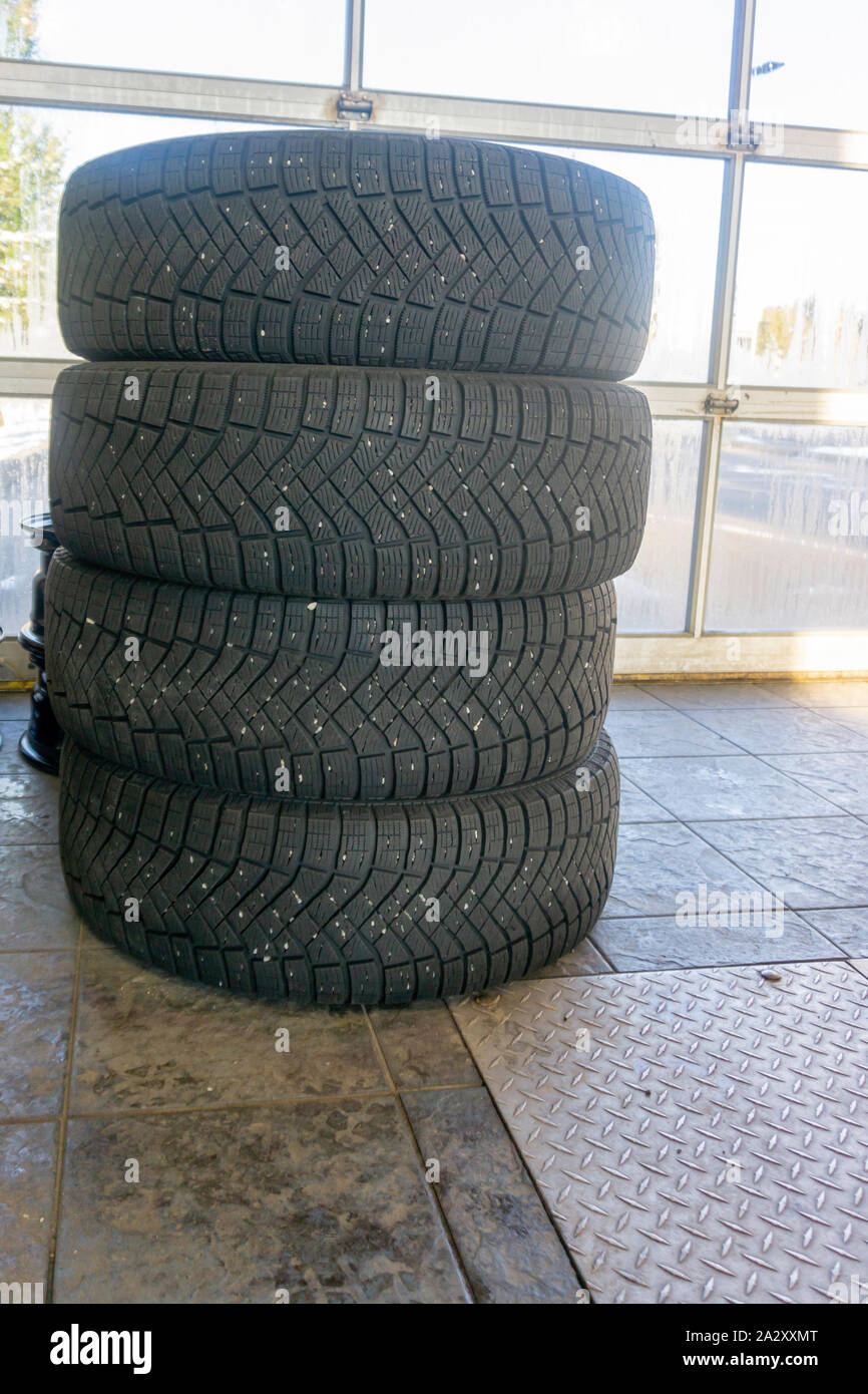 Satz Winterreifen auf einem Lkw installiert werden Stockfoto