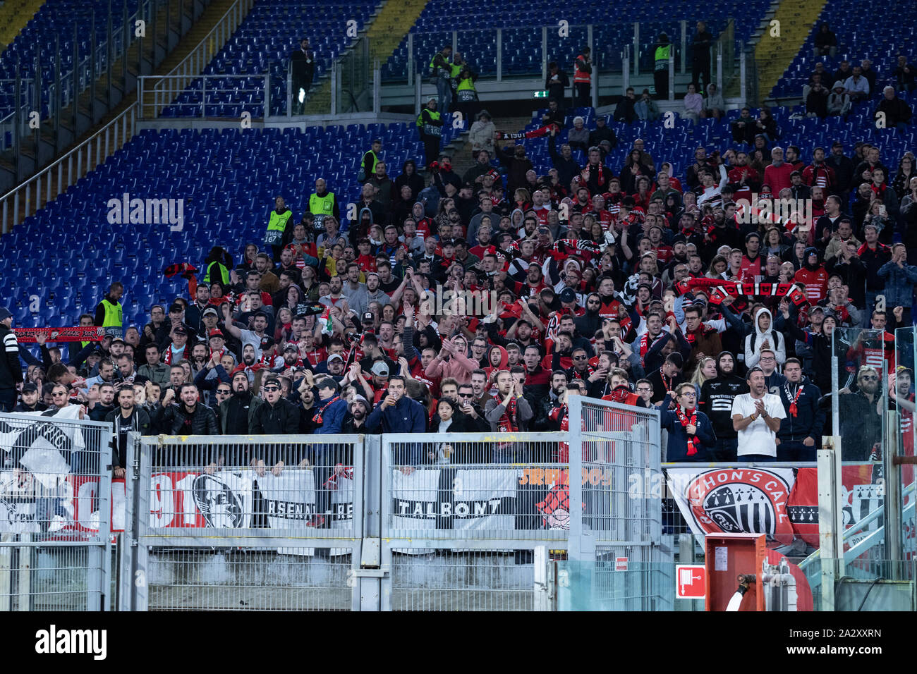 Rom, Italien. 03 Okt, 2019. Fans von Rennais wave Flags während der UEFA Europa League Spiel zwischen SS Lazio und Stade Rennais FC am Olympiastadion. (Final Score: SS Lazio 2:1 Stade Rennais FC) Credit: SOPA Images Limited/Alamy leben Nachrichten Stockfoto