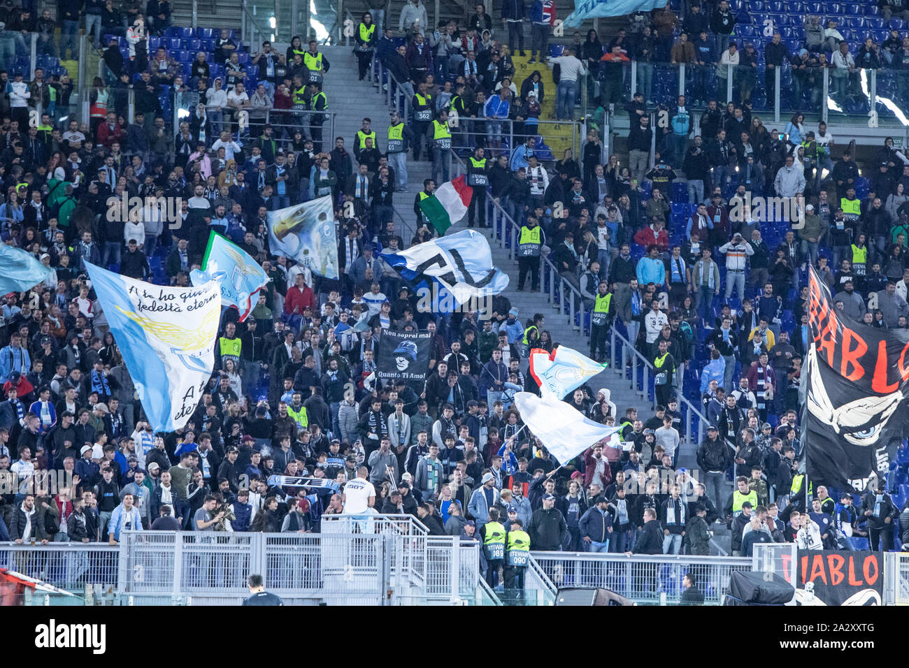 Rom, Italien. 03 Okt, 2019. Flaggen der nördlichen Kurve fliegen während der UEFA Europa League Spiel zwischen SS Lazio und Stade Rennais FC am Olympiastadion. (Final Score: SS Lazio 2:1 Stade Rennais FC) Credit: SOPA Images Limited/Alamy leben Nachrichten Stockfoto