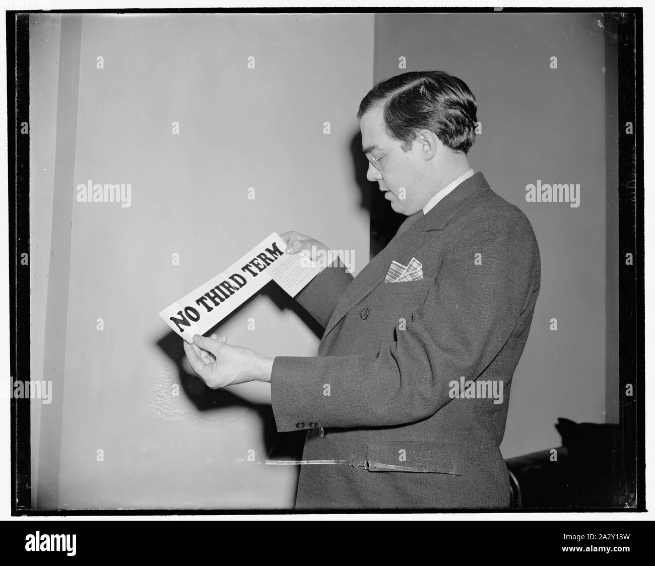 Rush Holt intensiviert Antrieb gegen dritte Amtszeit. Washington, D.C., 31.01.17. West Virginia Senator, Rush Holt, offen gegen eine dritte Amtszeit für den Präsidenten, die hier zeigt einen Aufkleber, den er sagt, dass er nichts, aber, dass es "viele von ihnen um' kennt. Er ist auch eine Karte, eine der 10.000, die in Kalifornien gedruckt worden zu sein und per Post an das Weiße Haus, alle gegen die Rede von der dritten Begriff für Roosevelt, 1/17/39 Stockfoto