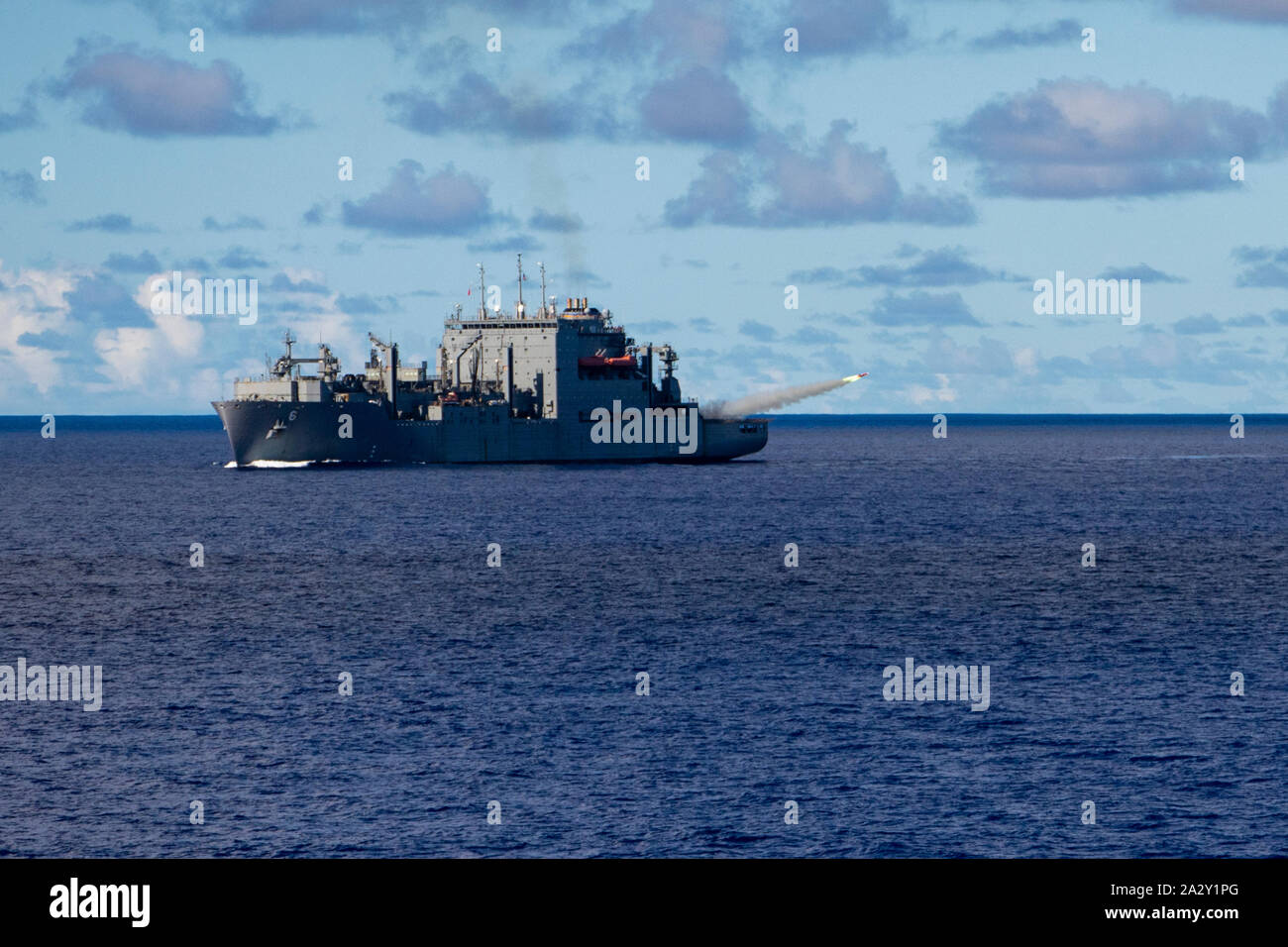 190103-N-RH 019-0010 Gewässer in der Nähe von Guam (Okt. 2, 2019) Dry Cargo und Munition Ship USNS Amelia Earhart (T-AKE 6) Startet eine BQM-74E drone Während der Pacific Griffin. Pacific Griffin ist die alle zwei Jahre stattfindende Übung in den Gewässern in der Nähe von Guam zur Förderung des kombinierten Kenntnisse auf dem Meer, während die Stärkung der Beziehungen zwischen den USA und der Republik Singapur Seestreitkräfte durchgeführt. (U.S. Marine Foto von Mass Communication Specialist 2. Klasse Sean Rinner/Freigegeben) Stockfoto