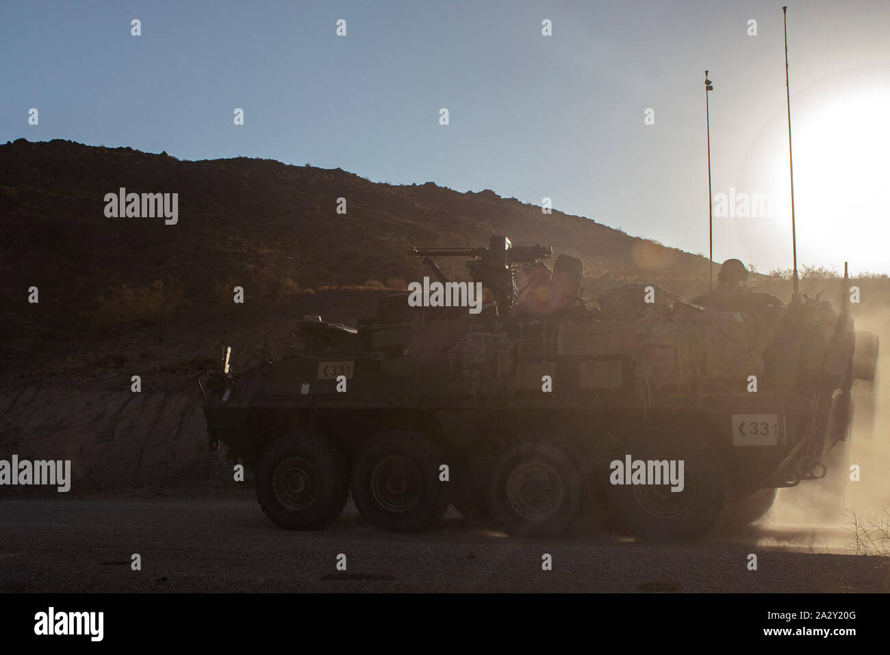M1126 Stryker, in den zweiten Bataillon zugeordnet, 23 Infanterie Regiment, 4 Infanterie Division, Köpfe zu einer Baugruppe für folgen auf Missionen während der entscheidenden Aktion Rotation 20-01 am National Training Center in Fort Irwin, Kalifornien, USA, 27. September 2019 vorzubereiten. Entscheidende Maßnahmen Drehungen am NTC sicher Armee Brigade Combat Teams vielseitig bleiben, reaktionsschnell und konsequent für aktuelle und zukünftige Eventualitäten zur Verfügung. (U.S. Armee Foto: Staff Sgt. Matthew Johnson, Operations, National Training Center) Stockfoto