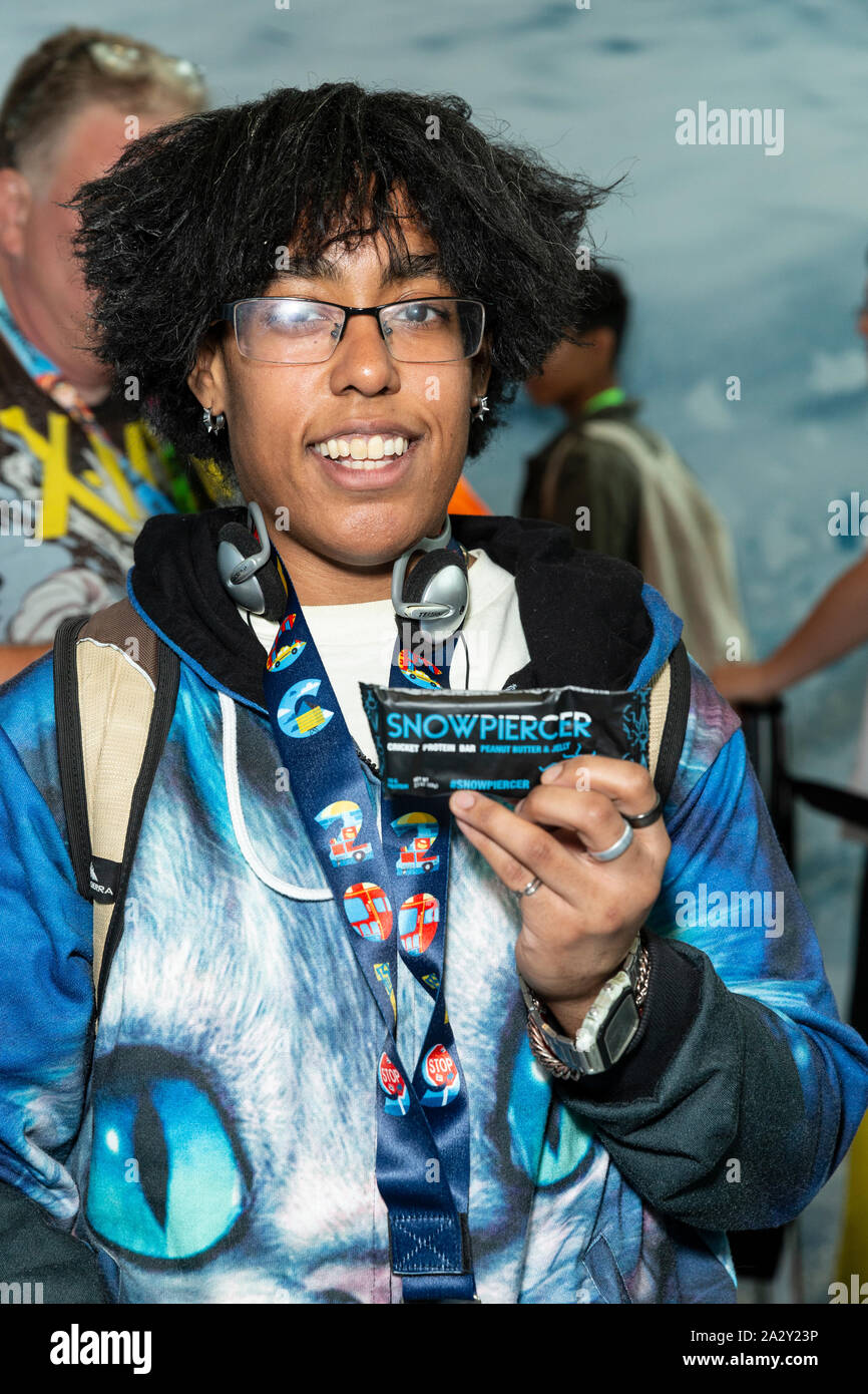 New York, NY - Oktober 3, 2019: Cosplayer zeigt Protein Bar mit crikcets Stücke für Snowpiercer Serie von Morgen Studios während der New York Comic Con im Jacob Javits Center Stockfoto