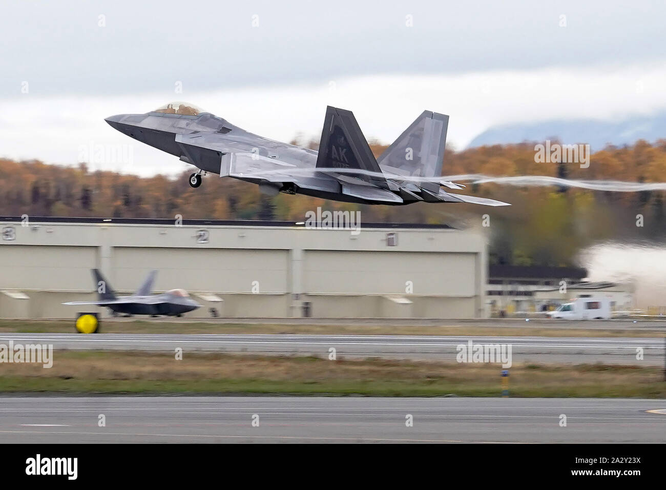 Eine F-22 Raptor der 3 Flügel zieht aus Joint Base Elmendorf-Richardson, Alaska, Oktober 2, 2019, während in der Polar Kraft 20-1 Übung teilnehmen. Polar Kraft 20-1 ist so konzipiert, dass mehrere Elemente des agilen Bekämpfung Beschäftigung (ACE) Konzept der Operationen, die Generierung der 5. Generation Combat Power von strengen, Standorte, das Kommando und die Verwendung von nicht-traditionellen Methoden gehören zu trainieren, und schnelle Lufttransportkapazitäten ein Forward Operating location zu unterstützen. Die ACE-Konzept ermöglicht 3 Flügel zu tödlichen Airpower für Amerika liefern, selbst in einer feindlichen Umwelt. (U.S. Air Force pho Stockfoto