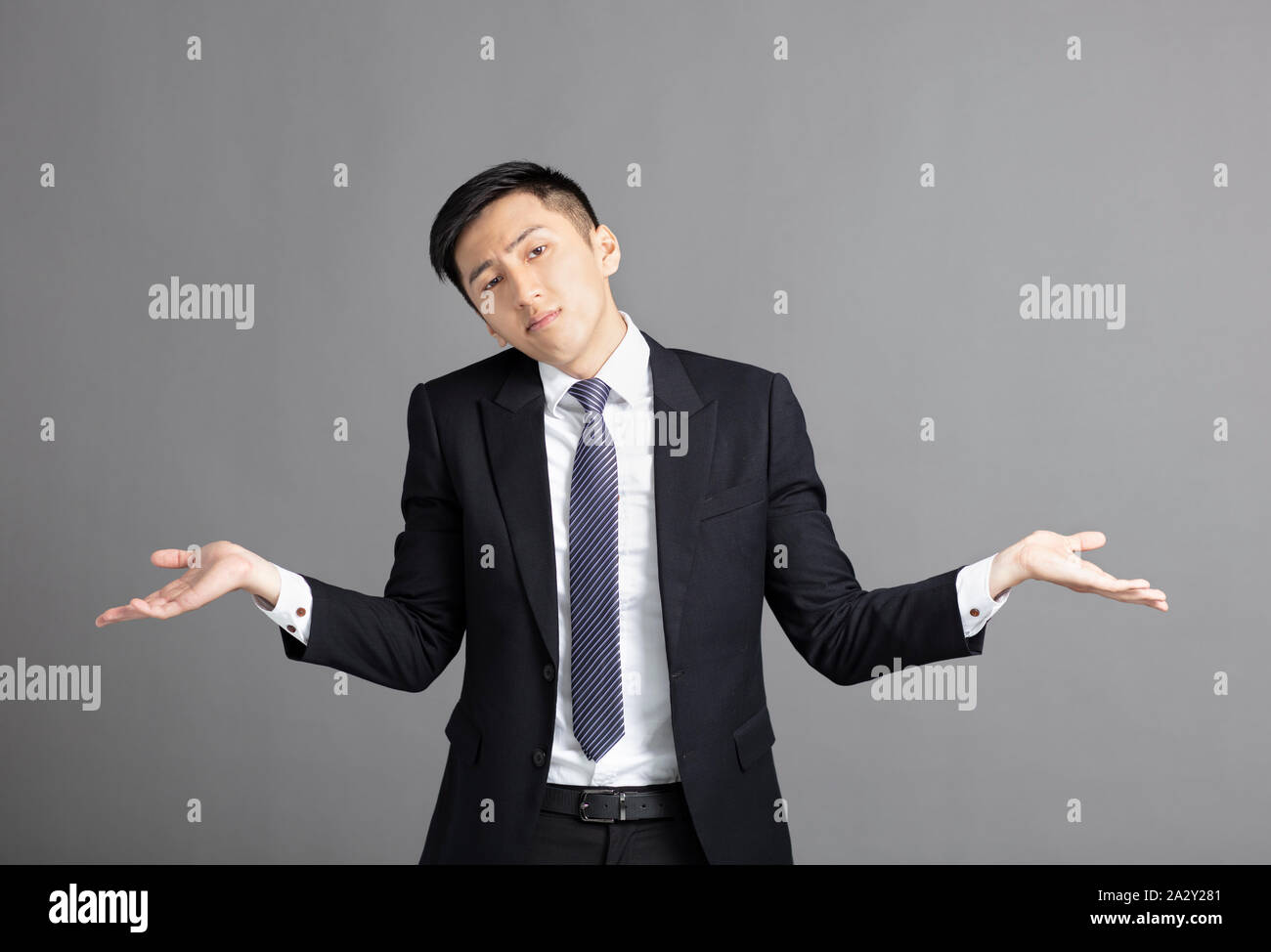 Junge Unternehmer Achselzucken verwirrt Stockfoto