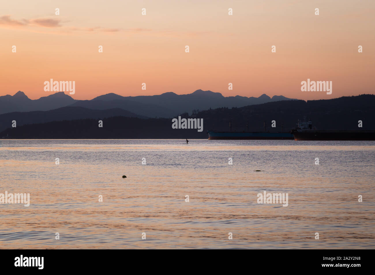 Eine Person paddeln bei Sonnenuntergang in der Nähe von Locarno Beach, Vancouver, Kanada. Stockfoto