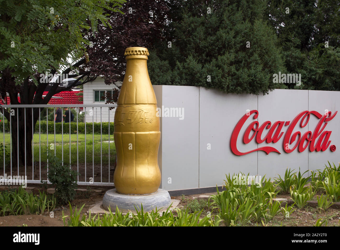 Das Coca-Cola Logo ist am 29. Juli 2019 in der Pekinger Niederlassung des Gemeinschaftsunternehmens COFCO-Coca-Cola in der Vorstadt BDA zu sehen. Stockfoto