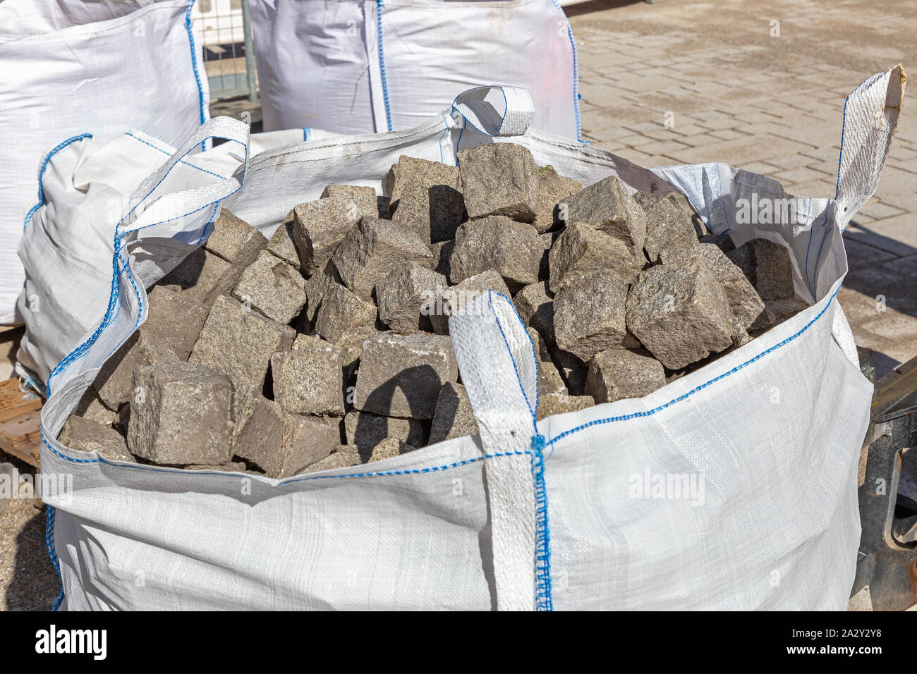 Pflastersteine in eine große Tasche auf der Baustelle Stockfoto