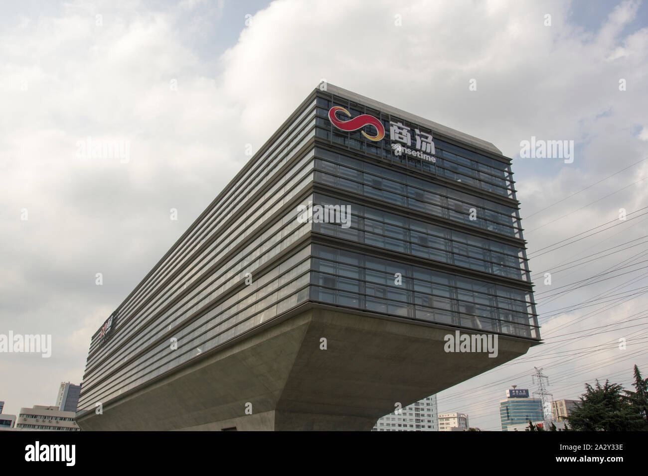 Shanghai, China - 20.August 2019: Das neu gebaute SenseTime Turm in Shanghais Caohejing Hi-Tech Park. SenseTime ist eine künstliche Intelligenz. Stockfoto