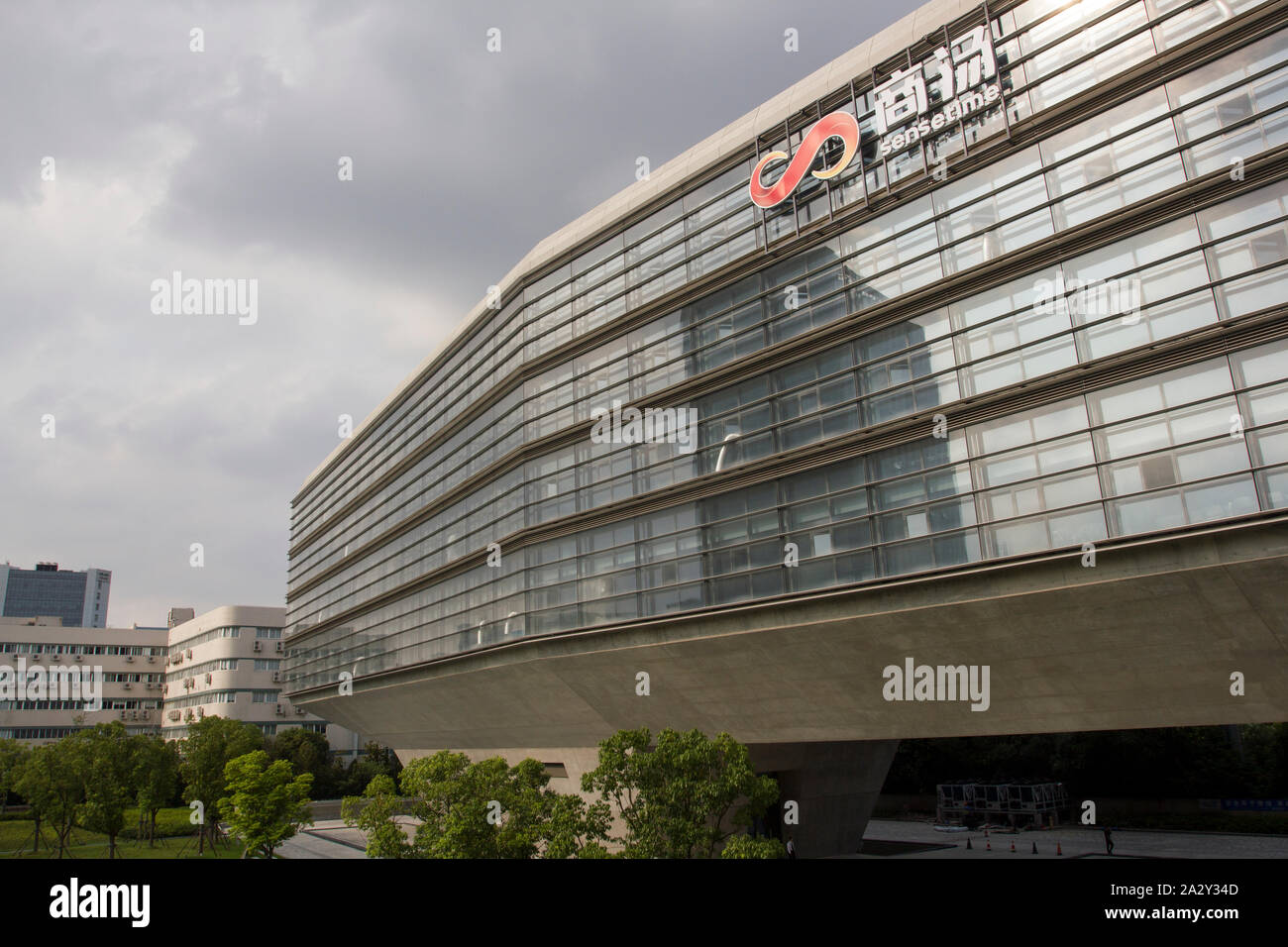 Shanghai, China - 20.August 2019: Das neu gebaute SenseTime Turm in Shanghais Caohejing Hi-Tech Park. SenseTime ist eine künstliche Intelligenz. Stockfoto