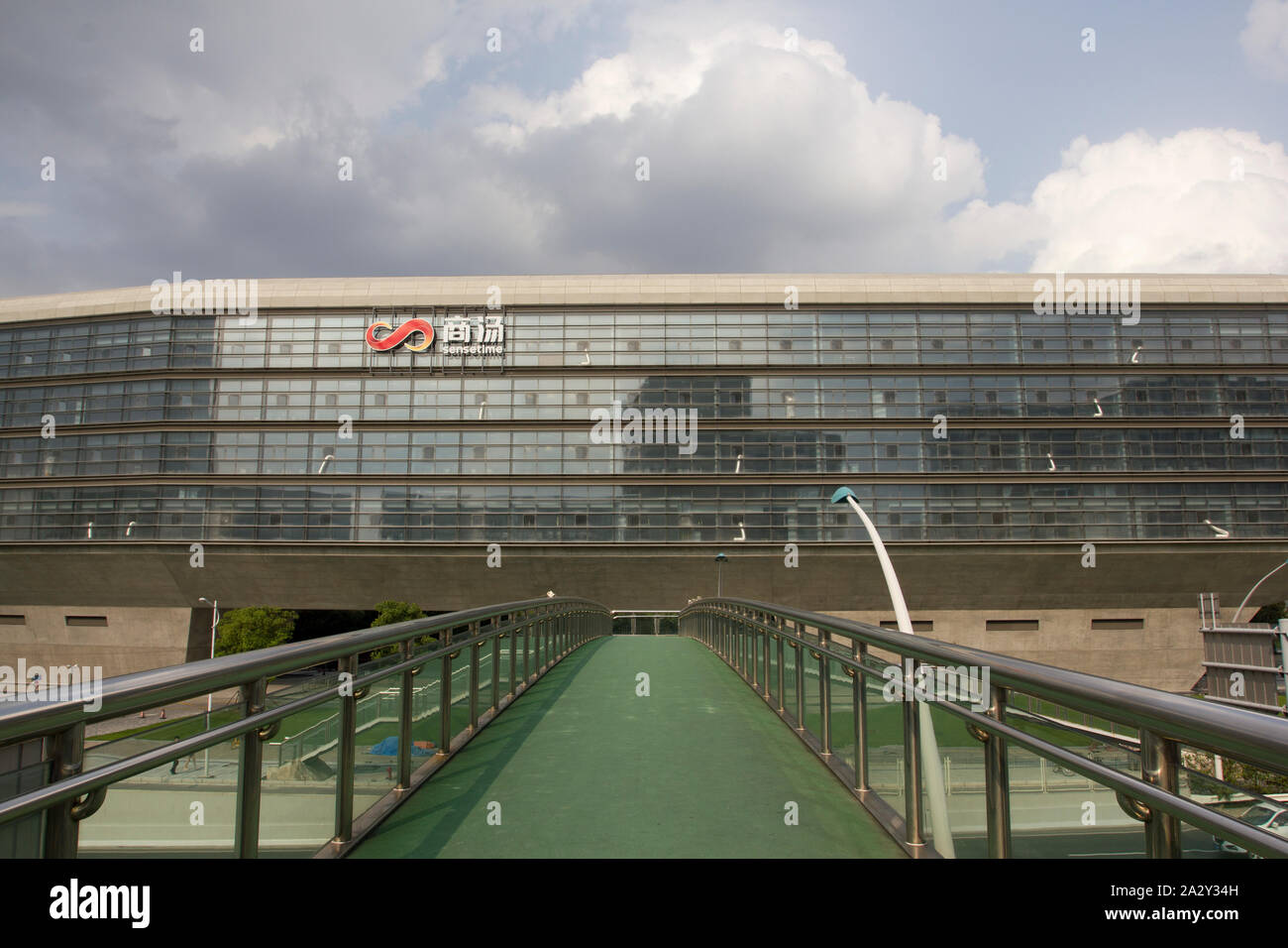 Shanghai, China - 20.August 2019: Das neu gebaute SenseTime Turm in Shanghais Caohejing Hi-Tech Park. SenseTime ist eine künstliche Intelligenz. Stockfoto