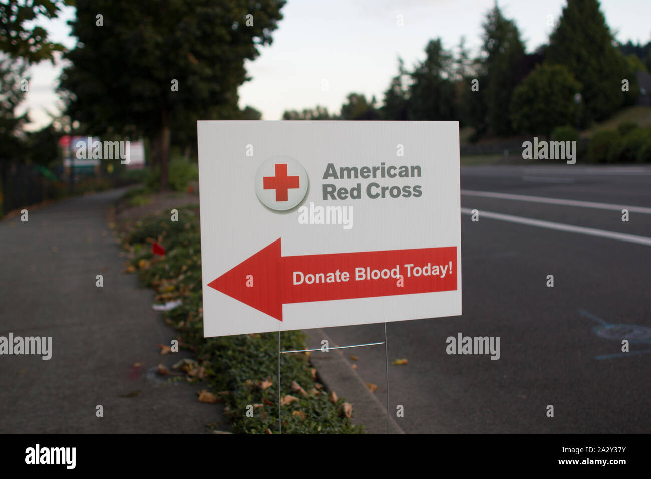 Lake Oswego, Oregon, USA - 30. August 2019: Ein Schild des amerikanischen Roten Kreuzes am Straßenrand. Stockfoto