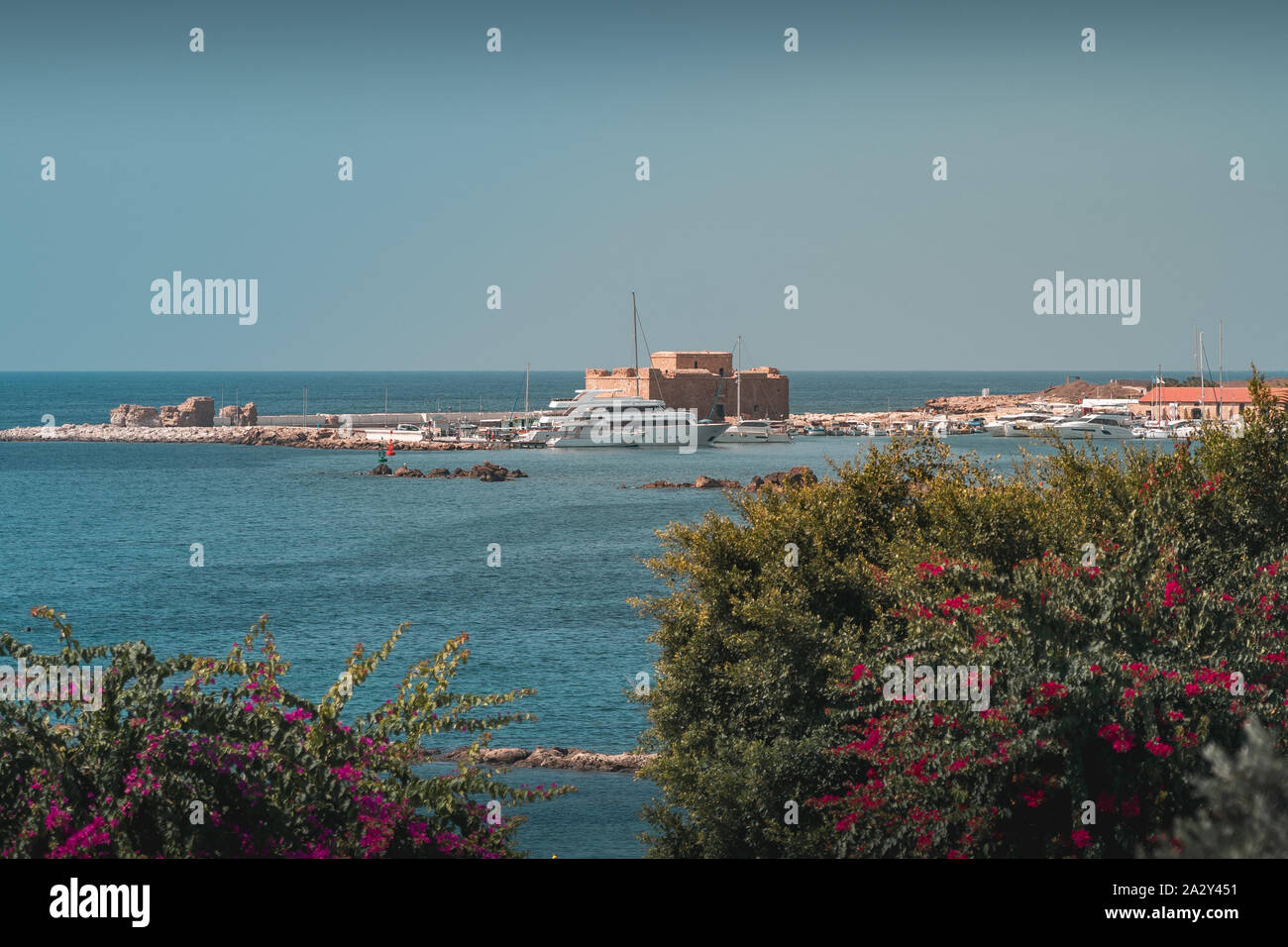 Schöne Aussicht auf die alte Burg, den Hafen und das Meer in Paphos, Zypern Stockfoto