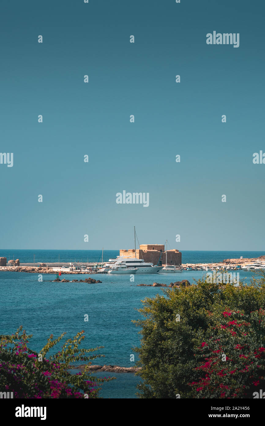 Schöne Aussicht auf die alte Burg, den Hafen und das Meer in Paphos, Zypern Stockfoto