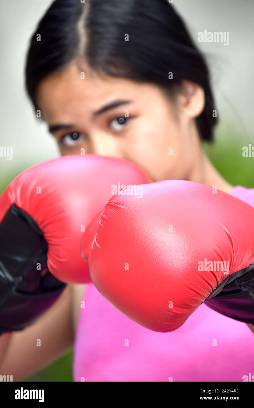 Augen der weiblichen Boxer Boxhandschuh Stockfoto
