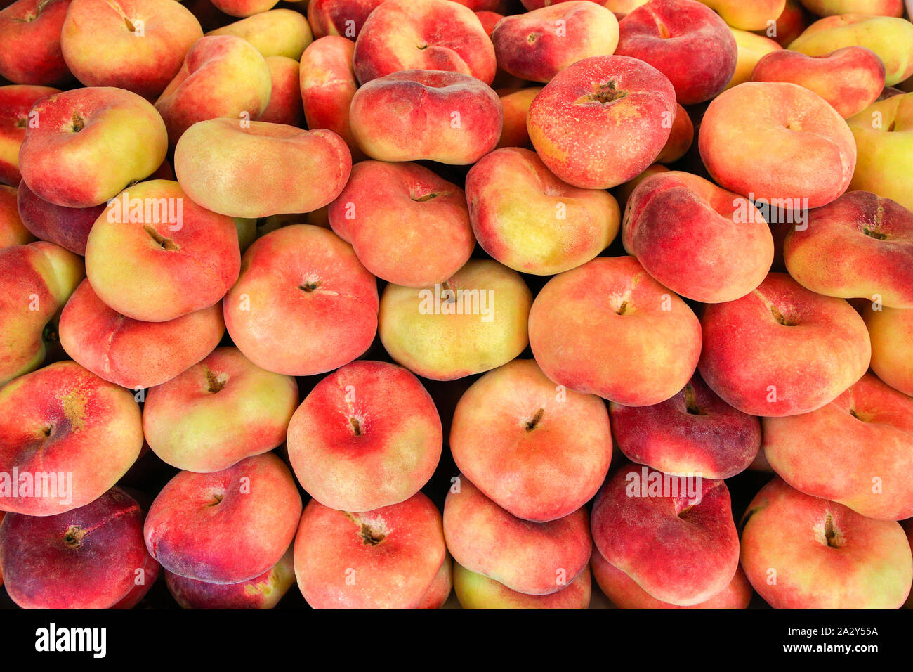 Mehrere bunte frische Pfirsiche flach für Verkauf an den Markt Stockfoto