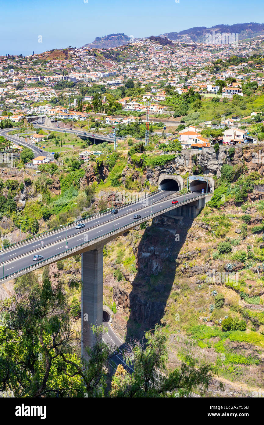 Autos fahren auf der Autobahn und Brücke mit zwei Tunneln bei Madeira im Land Portugal Stockfoto