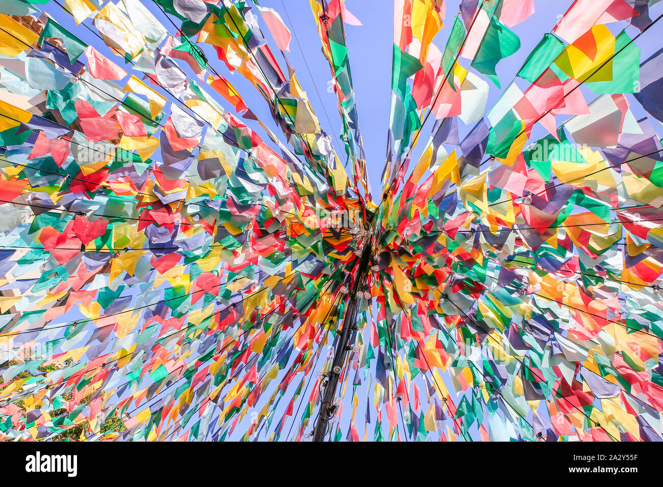 Stürzender Linien mit bunten Fahnen als Dekoration für Festlichkeiten in Portugal Stockfoto