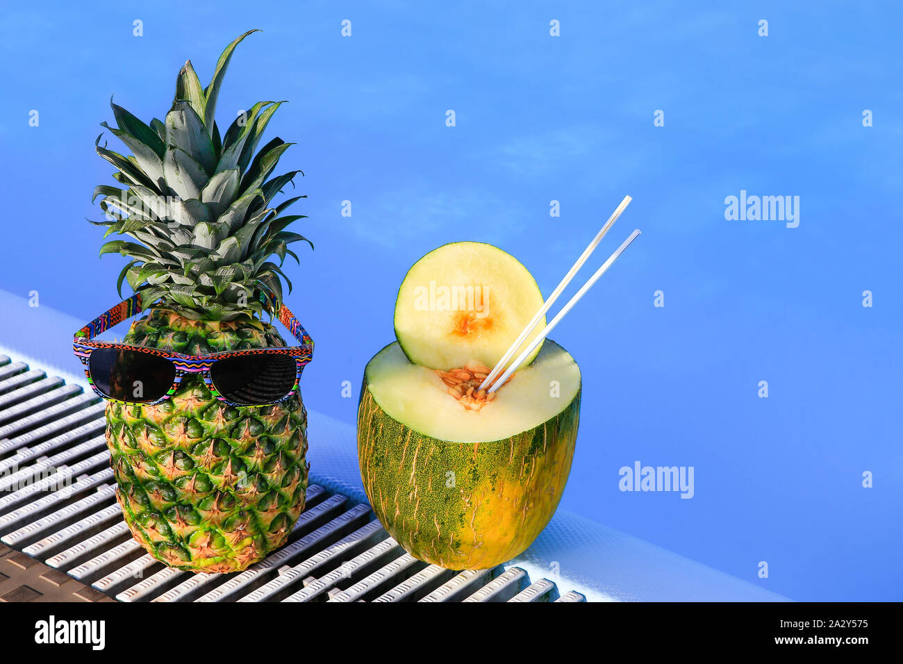 Ananas mit Sonnenbrille und Melone im Blue Pool Stockfoto