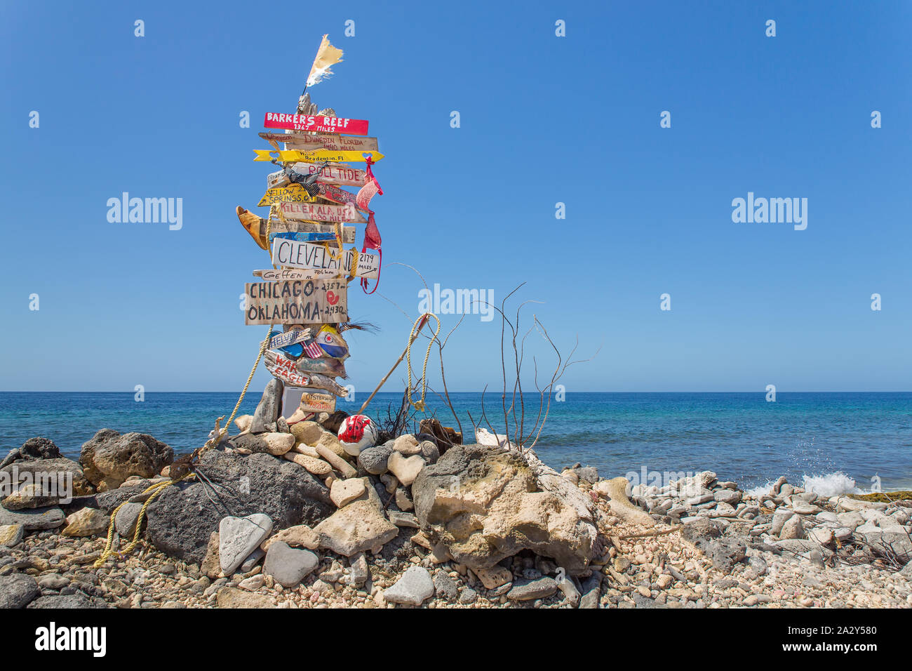 Wegweiser mit Steinen am Strand mit Blick aufs Meer von Bonaire Stockfoto