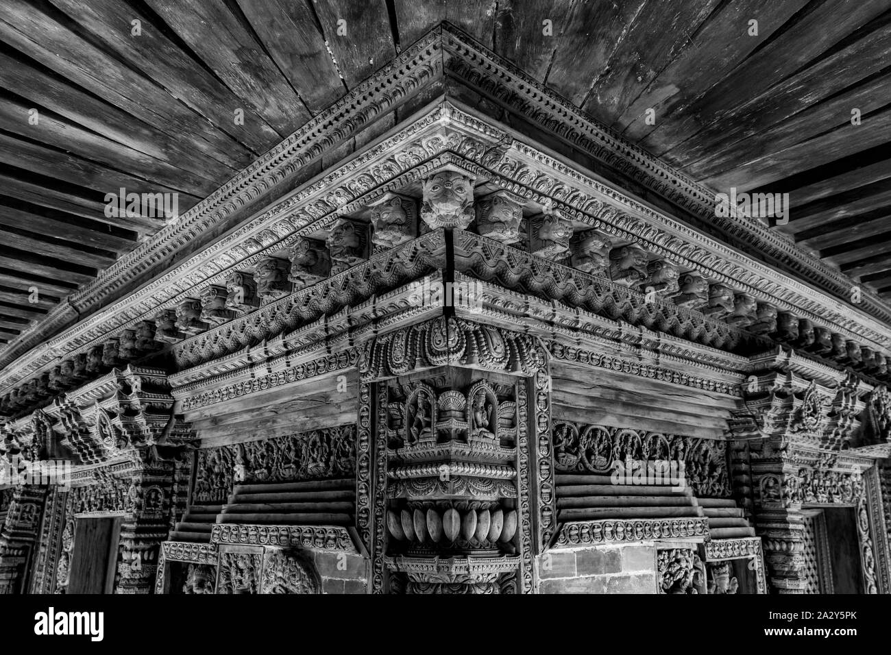 Detaillierte Schnitzereien der hinduistischen Götter und Skulpturen auf antiken Tempel von Nepal. Stockfoto