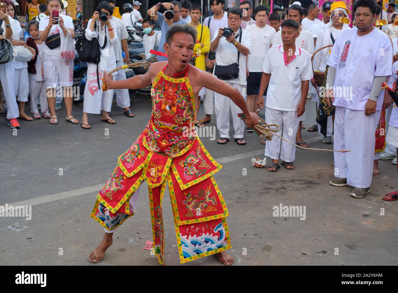 Eine Prozession während des vegetarischen Festivals in Phuket Town, Thailand, mit einem mAh Song oder einem Geistermedium, das sich in Ekstase auspeitscht Stockfoto