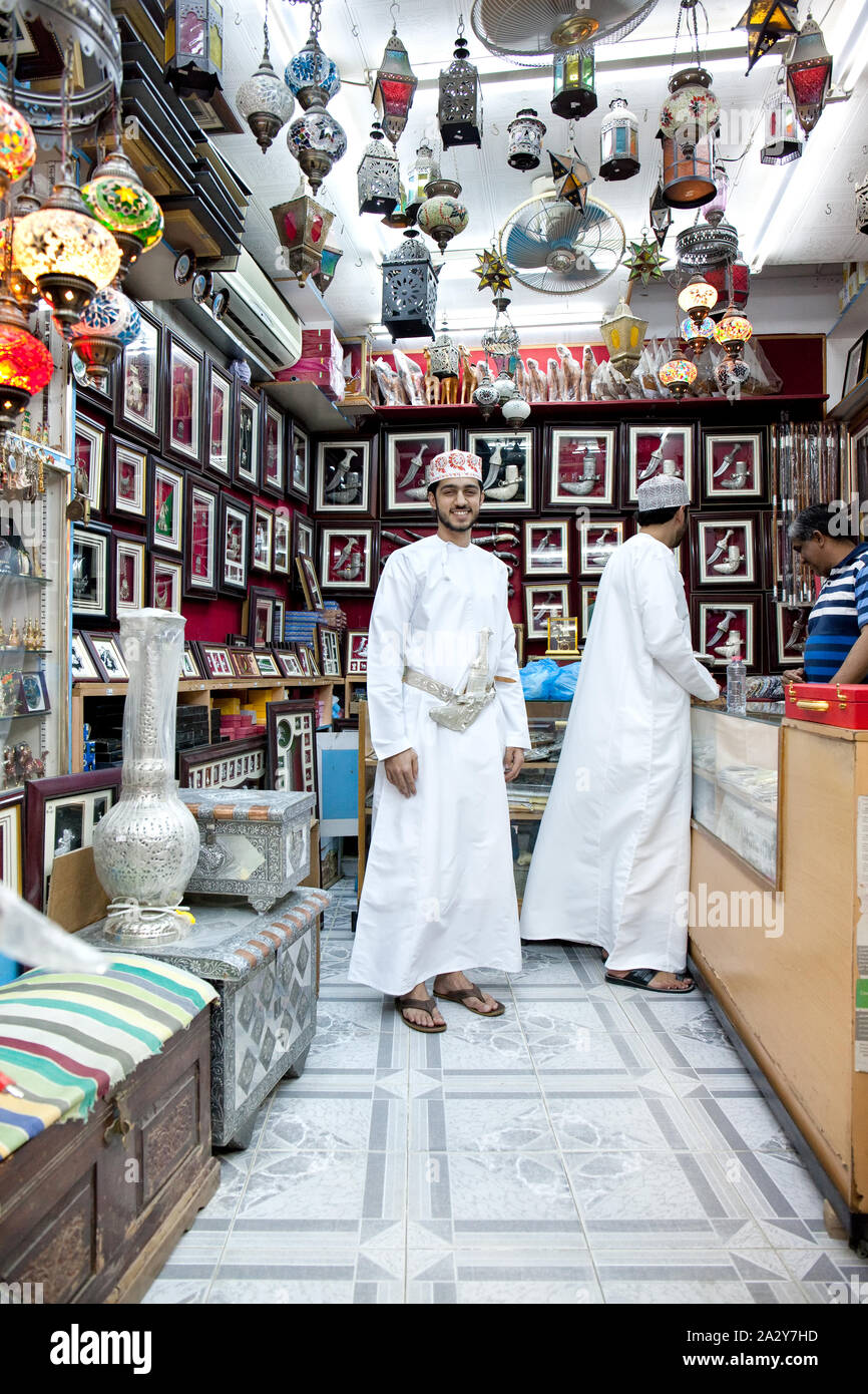 Ein Mann in traditioneller Kleidung und Tragen seiner janbiya Posen in die Kamera in Maskat, Oman. Janbiya ist ein traditionelles Messer, dass dieser Mann tragen. Stockfoto