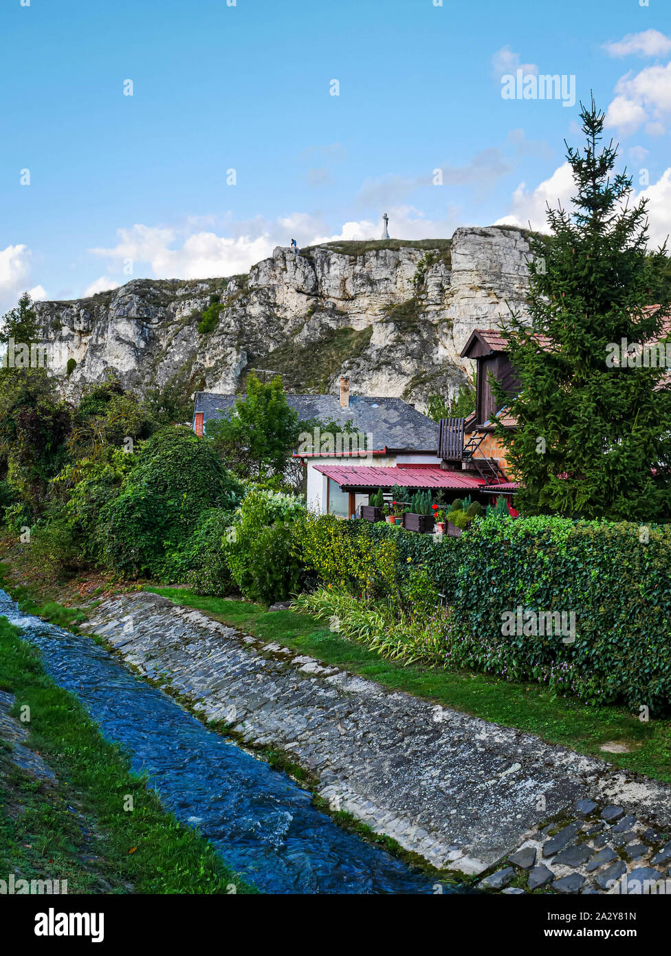 Nach oben Blick auf das Kreuz auf Castle Hill in Veszprem, Ungarn, mit jemandem, der an der Felge Stockfoto